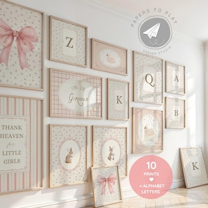 Puede incluir: Colección de láminas enmarcadas en tonos pastel. Las láminas presentan diseños florales, lazos, conejitos y los textos "Thank Heaven for Little Girls" y "Long Live Girlhood". Incluye letras del alfabeto.