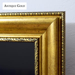 Puede incluir: Primer plano de un marco dorado antiguo. El marco tiene un diseño detallado y ornamentado con un acabado texturizado. El texto "ANTIQUE GOLD" está en la esquina superior izquierda. La esquina del marco es visible.