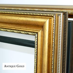 K&ouml;nnte beinhalten: Nahaufnahme von antiken goldfarbenen Bilderrahmen. Die Rahmen haben aufwendige Details und einen satten Goldton. Der Text "ANTIQUE GOLD" wird unten im Bild angezeigt. Die Rahmen sind wahrscheinlich f&uuml;r Kunstwerke oder Fotos.