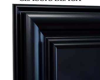 Könnte beinhalten: Ein schwarzer Bilderrahmen mit glatter, matter Oberfläche und einem mehrstufigen Profil. Der Rahmen weist eine saubere, kantige Eckkonstruktion auf. Der Text CLASSIC BLACK ist in einer fetten Serifenschrift über der Rahmenecke gedruckt.