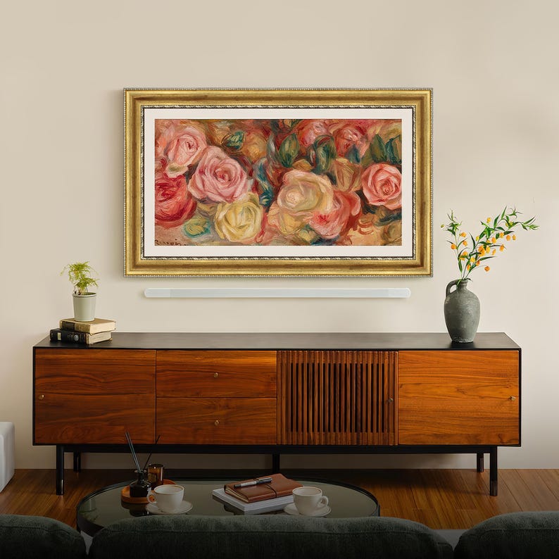 K&ouml;nnte beinhalten: Gerahmtes Blumenbild mit einem Strau&szlig; Rosen in Rosa, Rot und Gelb. Das Kunstwerk h&auml;ngt &uuml;ber einem modernen Holzschrank aus der Mitte des Jahrhunderts mit schwarzer Oberseite und Beinen. Eine kleine Pflanze und eine Vase sind ebenfalls zu sehen.