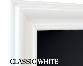 Könnte beinhalten: Ein weißer Bilderrahmen mit glatter, glänzender Oberfläche und abgeschrägtem Kantendesign. Der Rahmen umschließt eine einfarbige schwarze Innenfläche. Der Text CLASSIC WHITE ist in fetter, schwarzer Serifenschrift unten links aufgedruckt.