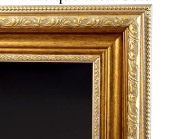 Könnte beinhalten: Ein verzierter Bilderrahmen in Antique Rich Gold mit einem tiefen, metallischen Finish. Der Rahmen verfügt über einen erhabenen, perlenartigen Außenrand, ein glattes goldenes Mittelband und eine Innenkante mit komplexen Blattornamenten.