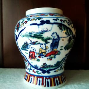 Vintage China Vase, Ginger Jar Porcelain China Vase Mid 20th Century Oriental Pottery Asian Home Decor White and Blue Vintage Vase