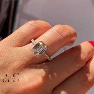 Anillo de compromiso con diamante cultivado en laboratorio de talla esmeralda: banda pavé con halo oculto