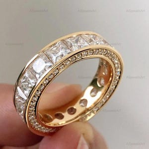 Obrączka ślubna z moissanitu o szerokości 5,0 mm, szlif księżniczki, z kanałami, pełna obrączka wieczności, ze złota 14-karatowego, z trzema bocznymi wysadzanymi kamieniami, okrągła, składana obrączka z moissanitu