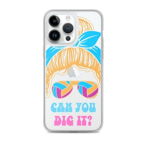 Puede incluir: Carcasa transparente para teléfono con un gráfico de una mujer con una diadema y gafas de sol con temática de voleibol. El texto "Can You Dig It?" está impreso debajo del gráfico.