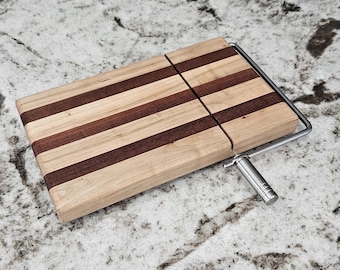 Cortador de queso de madera hecho a mano: rebanador de queso de caoba y arce con mango y alambre de acero inoxidable