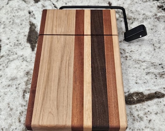 Cortador de queso de madera hecho a mano: roble blanco, arce y nogal con mango de bronce.