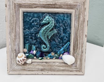 Marco de resina con diseño de caballito de mar y cristal triturado / Decoración costera playera / Arte marino independiente / Decoración náutica para el hogar / Obra de arte de resina hecha a mano