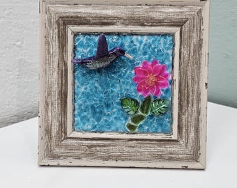 Marco de resina con diseño de colibrí y vidrio triturado / Obra de arte independiente con diseño de pájaro inspirada en la naturaleza