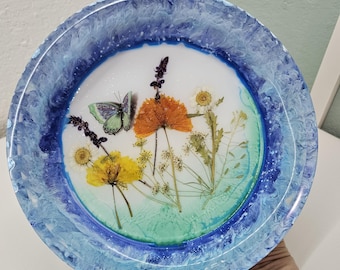 Bol de resina hecho a mano con flores secas y mariposa / Centro de mesa llamativo en azul y blanco