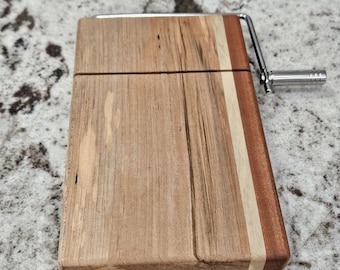 Cortador de queso artesanal de madera de arce y acebo con mango de acero inoxidable.