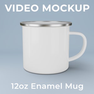 Könnte beinhalten: Weiße Emaille-Tasse mit silbernem Deckel und Henkel. Die Tasse hat ein Fassungsvermögen von 350 ml und ist eine leere Leinwand für die Personalisierung.