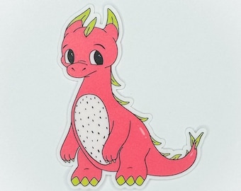Könnte beinhalten: Ein rosa Drache mit grünen Hörnern und einem weißen Bauch mit schwarzen Flecken. Der Drache hat einen freundlichen Ausdruck und steht auf allen Vieren.