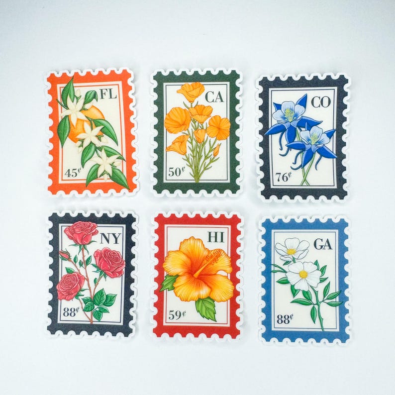 Op de afbeelding: Zes postzegels in vintage-stijl met verschillende bloemen en afkortingen van staten. De postzegels zijn oranje, groen, blauw, zwart, rood en lichtblauw. De postzegels tonen de volgende staten: FL, CA, CO, NY, HI en GA.