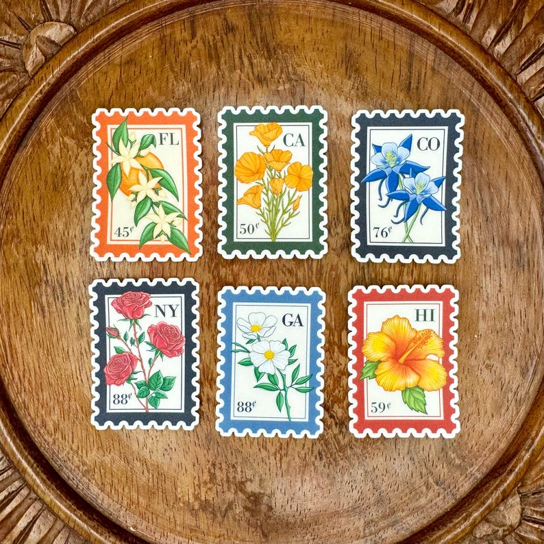 Op de afbeelding: Zes postzegels in vintage-stijl met verschillende bloemen en de afkortingen van de staten FL, CA, CO, NY, GA en HI. Elke postzegel heeft een andere prijs in cent.
