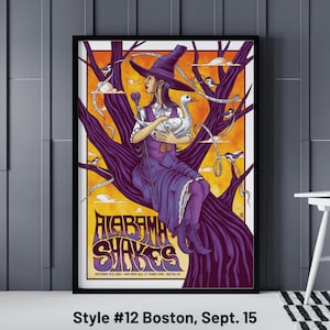 Può includere: Poster incorniciato con una donna con un cappello da strega che tiene un'oca, su uno sfondo arancione e viola. Il poster pubblicizza il concerto degli Alabama Shakes a Boston, 15 settembre.