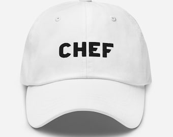 Puede incluir: Gorra de béisbol blanca con texto negro que dice "CHEF".