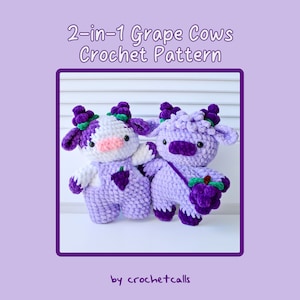 Pode incluir: Dois peluches de vaca de uva de crochê, um branco com detalhes roxos e outro roxo com detalhes verdes. Os peluches estão segurando cachos de uvas. A imagem é intitulada "Padrão de crochê de vacas de uva 2 em 1" e é creditada a "por crochetcalls".