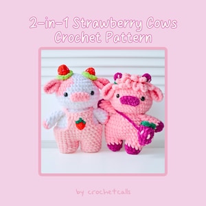 Pode incluir: Dois peluches de vaca de morango feitos de crochê. Uma vaca é rosa com um morango roxo, a outra é branca e rosa com um morango vermelho. Os peluches estão sobre uma superfície branca. 2-in-1 Strawberry Cows Crochet Pattern by crochetcalls
