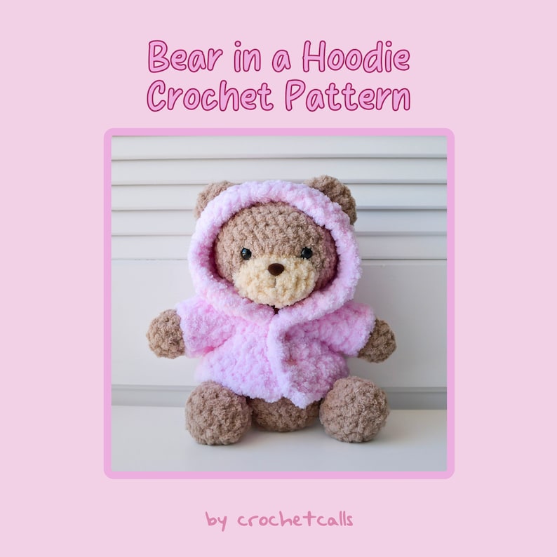 K&ouml;nnte beinhalten: Ein geh&auml;kelter Teddyb&auml;r, der einen rosa Hoodie tr&auml;gt. Der B&auml;r hat braunes Fell und eine hellbraune Nase. Der Hoodie hat eine Kapuze und einen Rei&szlig;verschluss. Der B&auml;r sitzt auf einer wei&szlig;en Oberfl&auml;che. "Bear in a Hoodie Crochet Pattern" und "by crochetcalls" stehen unter dem B&auml;ren.