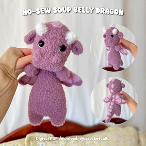 Puede incluir: Un dragón de peluche morado con cuernos blancos y ojos negros grandes. El dragón tiene pequeñas alas y una barriga redonda. El texto "NO-SEW SOUP BELLY DRAGON" está en la parte superior y "Digital PDF download: by crochetcalls." en la inferior.