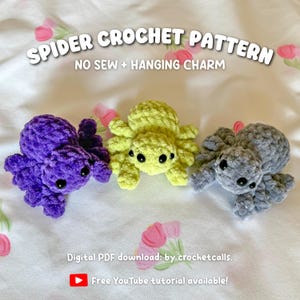 Könnte beinhalten: Drei gehäkelte Spinnen in Lila, Gelb und Grau. Die Spinnen haben schwarze Augen und sind aus weichem, strukturiertem Garn gefertigt. Der Text "SPIDER CROCHET PATTERN" steht oben, darunter "NO SEW + HANGING CHARM". Der Text unten lautet "Digital PDF download: by crochetcalls. Free YouTube tutorial available!"