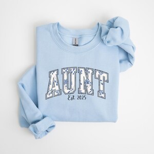 Sudadera de tía, camiseta personalizada para el año de la tía, regalo para tía, camiseta universitaria con letras para tía, anuncio de bebé, sudadera floral para tía, regalo para cuñada