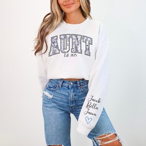 Sudadera personalizada para tía, camiseta personalizada para tía por año, regalo para tía, sudadera con letras universitarias con anuncio de bebé y flores para tía, cuñada