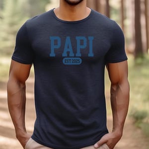 Koszulka Papi z est year Niestandardowy prezent Papi Prezent dla taty Koszulka dla taty pochodzenia hiszpańskiego Ujawnienie ciąży Urodziny Papi Prezent dla nowego taty Prezent na Dzień Ojca
