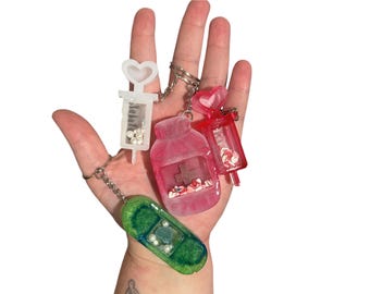 Medical-Themed Resin Shaker Keychain | Syringe & Pill Bottle Shapes |