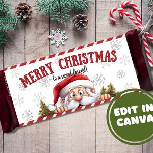 Pode incluir: Uma barra de chocolate embrulhada com um design festivo de Natal. O rótulo diz "MERRY CHRISTMAS to a sweet friend!" com uma ilustração do Papai Noel. A barra é decorada com flocos de neve e árvores de Natal.