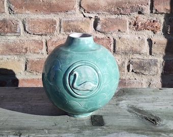 vase swan