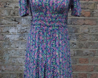 robe vintage des années 1940. Rayonne. Motif bleu/floral. Longue ceinture. Jupe ample.