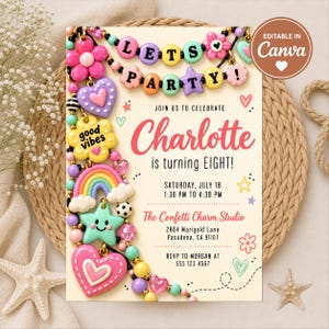Pode incluir: Um cartão de convite de aniversário com uma borda colorida de contas de plástico em forma de corações, estrelas, arco-íris e flores. O texto diz: LETS PARTY! JOIN US TO CELEBRATE Charlotte is turning EIGHT! SÁBADO, 18 DE JULHO.