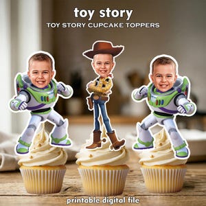 Op de afbeelding: Drie cupcakes met op maat gemaakte Toy Story-personage toppers. De toppers tonen het gezicht van een kind in de gelijkenis van Buzz Lightyear en Woody. De cupcakes hebben witte frosting en staan op een houten oppervlak. De tekst bovenaan luidt "toy story".