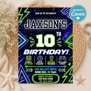 Op de afbeelding: Een rechthoekige verjaardagsuitnodiging met een donkere ruimte-achtergrond met neon-groene, blauwe en paarse geometrische bliksemschichten en driehoeken. De tekst luidt JAXSON'S 10TH BIRTHDAY, inclusief evenementdetails, datum, tijd en locatie.