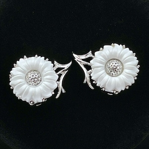 Vtg MCM Crown Trifari Clip-On Earrings Silver Tone White Lucite Sunflower/Daisy