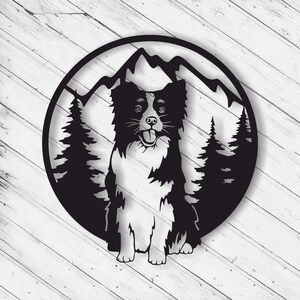 Puede incluir: Arte mural de metal en blanco y negro que representa un perro Border Collie dentro de un marco circular. El diseño incluye picos montañosos y árboles de hoja perenne, creando una escena inspirada en la naturaleza. El perro está representado sentado con la lengua fuera.