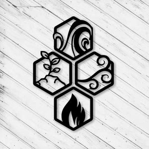 Puede incluir: Arte de pared de metal negro con cuatro formas hexagonales, cada una representando un elemento: agua, tierra, aire y fuego. El elemento agua muestra olas estilizadas, la tierra tiene una planta, el aire tiene líneas arremolinadas y el fuego tiene llamas.