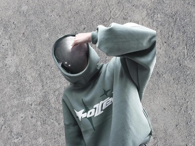 Puede incluir: Una sudadera con capucha verde con un gr&aacute;fico blanco de una estrella y la palabra "GoZen" en la parte delantera.