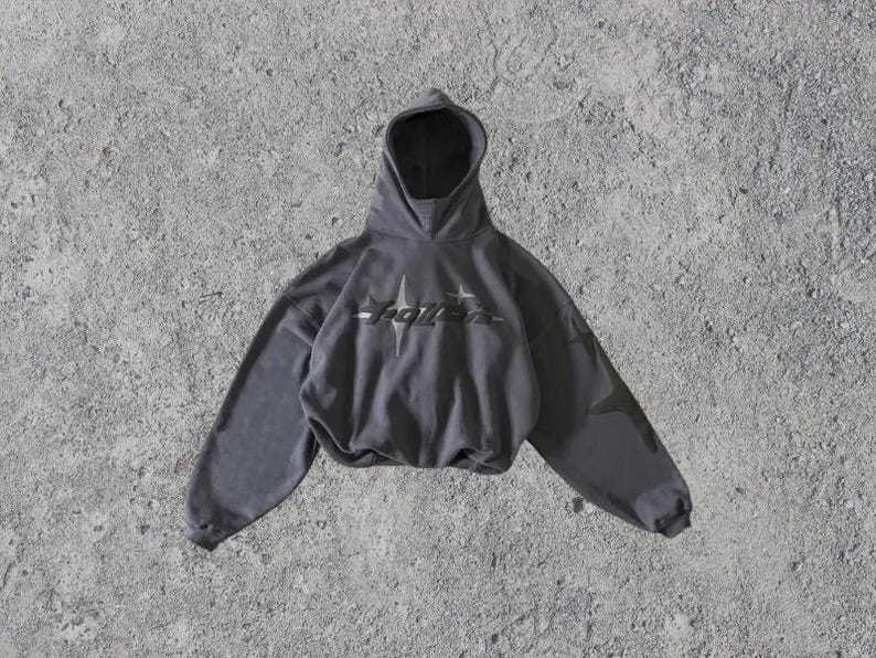 Puede incluir: Una sudadera con capucha gris recortada con un gr&aacute;fico negro que dice "Roller" en la parte delantera.