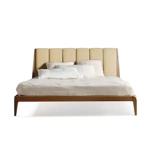 Pode incluir: Uma estrutura de cama de madeira com acabamento marrom claro e uma cabeceira estofada bege. A cabeceira tem um design capitoné com painéis verticais. A cama é feita com roupa de cama e travesseiros brancos.