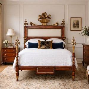 Könnte beinhalten: Ein luxuriöses Schlafzimmer mit einem Himmelbett mit dunklem Holzrahmen und goldenen Akzenten. Das Bett ist mit weißer Bettwäsche und dekorativen Kissen geschmückt. Ein passender Nachttisch und eine Kommode aus Holz sind ebenfalls zu sehen, sowie ein gemusterter Teppich.