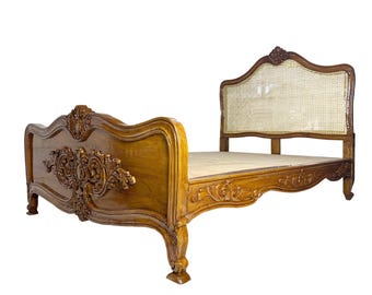 Cama de madera maciza de estilo provenzal francés, cabecero de caña tallado a mano, muebles de dormitorio de tamaño matrimonial.