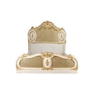 Könnte beinhalten: Ein cremefarbener Bettrahmen mit goldenen Verzierungen. Kopf- und Fußteil weisen geflochtene Cane-Einsätze und aufwendige goldene Akzente auf. Der Bettrahmen hat ein klassisches, elegantes Design.