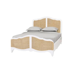 Könnte beinhalten: Ein weißes Bettgestell mit einem Kopf- und Fußteil aus gewebtem Rohrgeflecht. Das Bett hat ein geschwungenes Design und ist mit grauer Bettwäsche und Kissen bedeckt. Das Bettgestell ist etwa 203 cm lang.