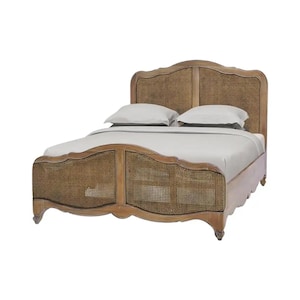 Könnte beinhalten: Ein Holzbettrahmen mit einem Kopf- und Fußteil aus gewebtem Rohrgeflecht. Das Bett hat ein geschwungenes Design und ist mit weißer Bettwäsche bedeckt. Der Rahmen besteht aus hellem Holz und hat einen klassischen, eleganten Stil.