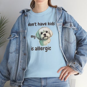 T-shirt Je n'ai pas d'enfants, mon maltais est allergique, le chien est allergique, maman de chien, chemise de maman de chien, chemise de chien drôle, amoureux des chiens, personnalité de l'animal de compagnie image 5